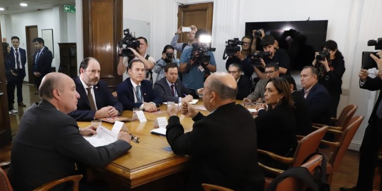 Arrancan negociaciones por sueldo mínimo 2026: Ejecutivo y CUT se reúnen por primera vez