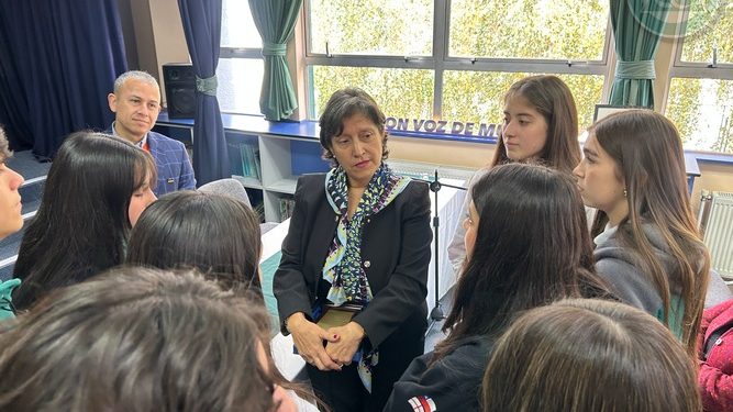 Gran Maestra de la Gran Logia Femenina de Chile realizó conversatorio en el Osorno College