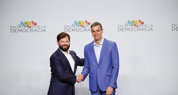 Cumbre Progresista: expresidente Boric defiende democracia y promueve a una “mujer” a la ONU