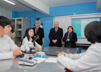 Alcade de Osorno visitó moderno laboratorio de ciencias en escuela México de Michoacán