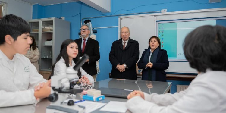 Alcade de Osorno visitó moderno laboratorio de ciencias en escuela México de Michoacán
