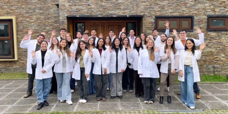 Médicos y odontólogos en Etapa de Destinación y Formación se unen a servicios de salud desde Arica a Magallanes