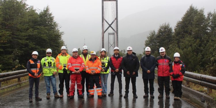 Autoridades verificaron inicio de trabajos de reparación del Puente Yelcho en la provincia de Palena