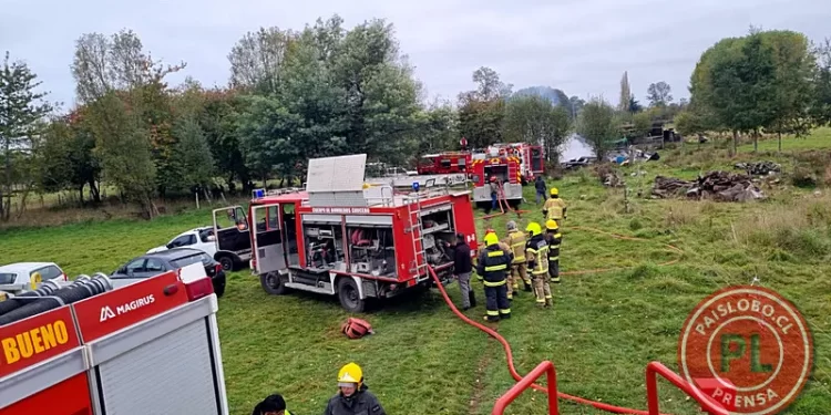 Incendio consume por completo una vivienda en el sector rural de Río Bueno