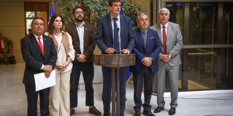 Violencia escolar: Bancada RN impulsa sanciones y pérdida de beneficios estudiantiles