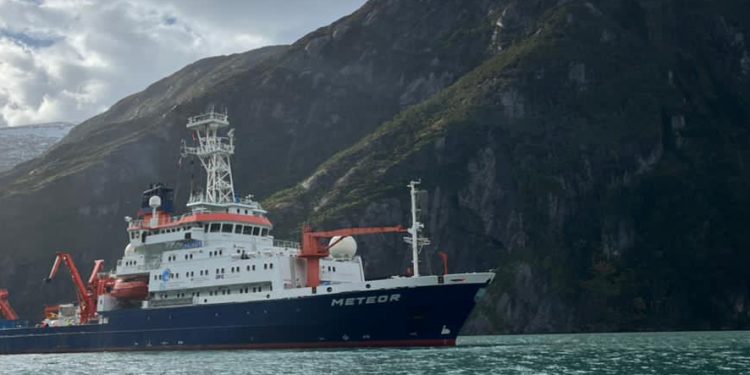 Investigadores ULagos se suman a expedición internacional que estudia las FAN’s en la Patagonia