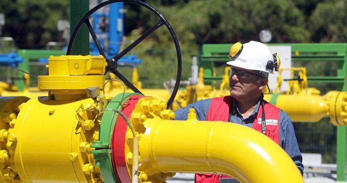 Del pedido de «calma» a la citación de Rincón: Las reacciones tras la suspensión de gas argentino en Biobío y Ñuble