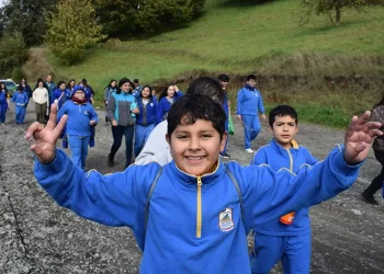 Escuela García Hurtado de Mendoza promueve vida saludable con trekking comunitario en Osorno