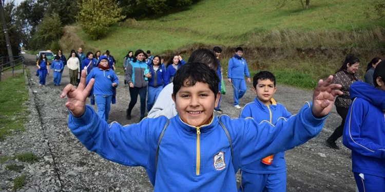 Escuela García Hurtado de Mendoza promueve vida saludable con trekking comunitario en Osorno