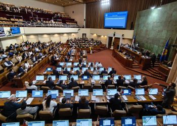 “Tsunami” de 1.500 indicaciones desata tramitación exprés de la Ley Miscelánea en la Cámara