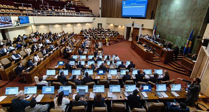 “Tsunami” de 1.500 indicaciones desata tramitación exprés de la Ley Miscelánea en la Cámara