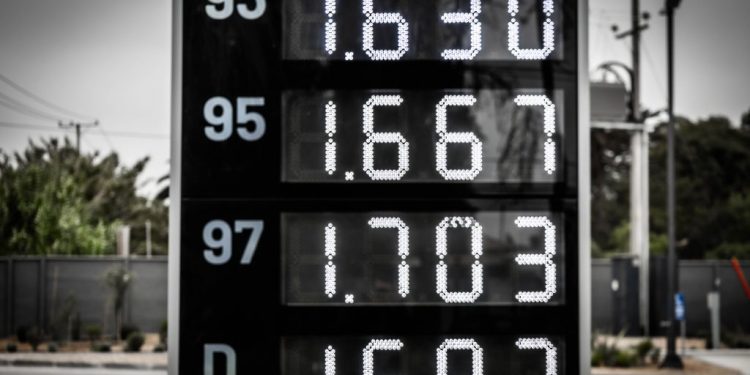 Ipsos: “Bencinazo” convierte a la inflación en una de las principales preocupaciones de los chilenos