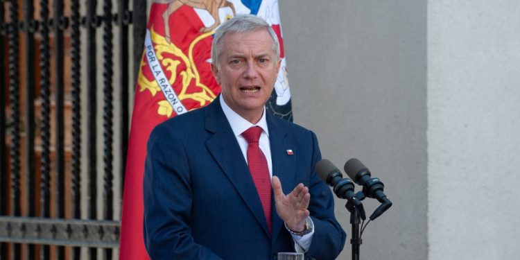 Criteria: Aprobación presidencial baja dos puntos y 53% cree que Kast “es directo y va de frente”