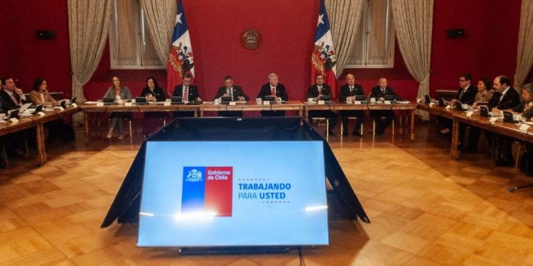 Cadem: ninguna área del Gobierno supera el 50% de aprobación y Kast baja dos puntos