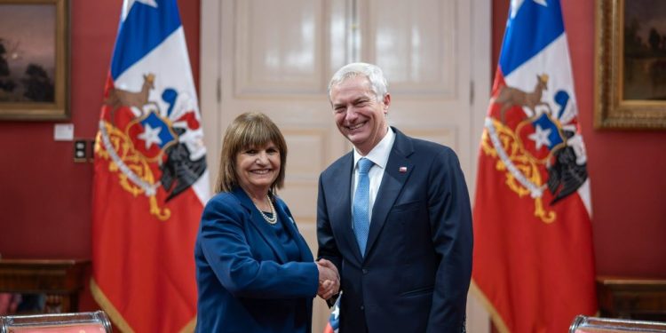 Patricia Bullrich se reúne con Presidente Kast y destaca combate al crimen organizado