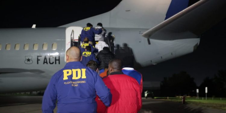 Gobierno concreta segundo vuelo con expulsados: 40 extranjeros deportados