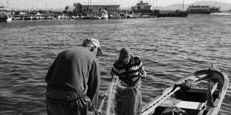 Pescadores artesanales de Calbuco comenzaron cobro de cupón de combustible junto al subsecretario de Pesca