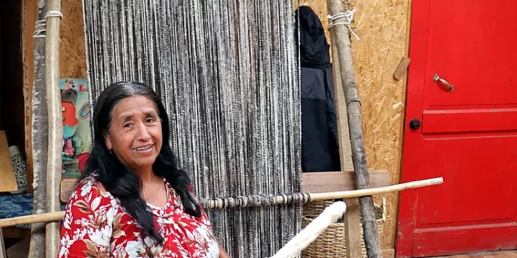 Exposición de Manteras del Territorio Künko en Feria de Rahue