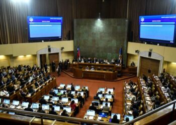 Desde la UDI al FA: parlamentarios anuncian reforma para elevar requisitos de acusaciones