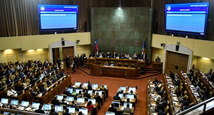 Desde la UDI al FA: parlamentarios anuncian reforma para elevar requisitos de acusaciones