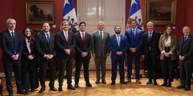 Evópoli se reúne con Kast en La Moneda y propone reducir de 25 a 16 los ministerios