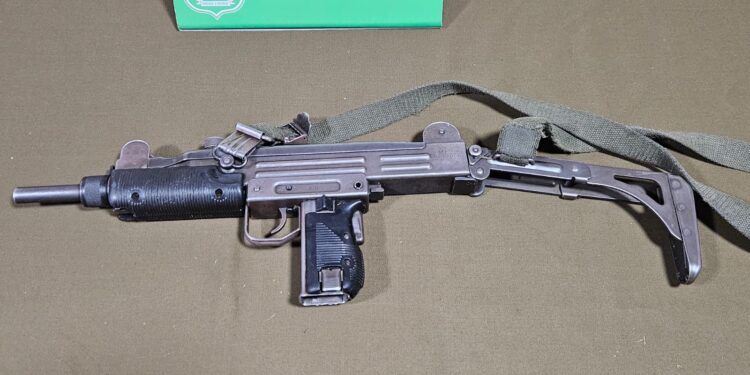 Carabineros del OS9 Puerto Montt recuperó subametralladora UZI
