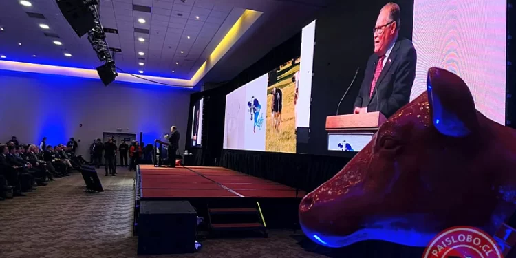 Ministro de Agricultura plantea en Chilelácteo 2026 la necesidad de un Plan Ganadero Nacional
