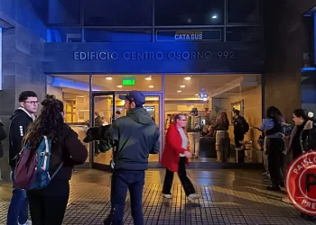 Osorno: Evacúan edificio céntrico por emergencia eléctrica en piso 11