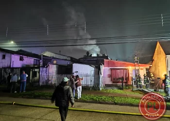 Incendio destruye inmueble interior en Osorno
