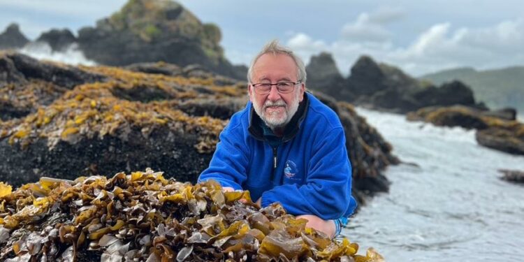 Universidad de Los Lagos impulsa candidatura del científico Alejandro Buschmann al Premio Nacional de Ciencias Naturales