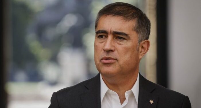 Desbordes critica a ministro Rabat por Santiago 1: “Le faltó experiencia política”