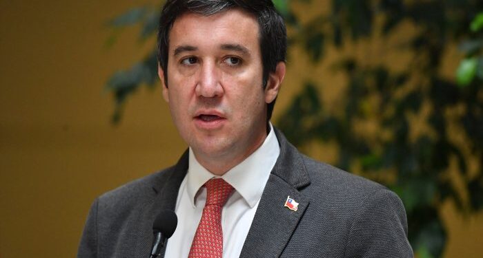Presidente UDI admite que salida de más de 30 autoridades del Gobierno “no es una buena señal”