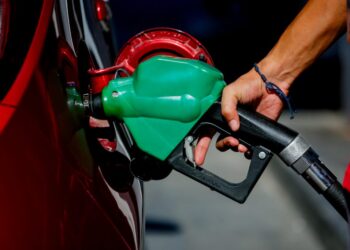 Bencinas vuelven a subir: ENAP confirma aumento de hasta $32,9 por litro esta semana
