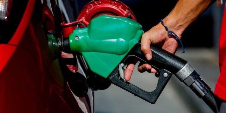 Bencinas vuelven a subir: ENAP confirma aumento de hasta $32,9 por litro esta semana