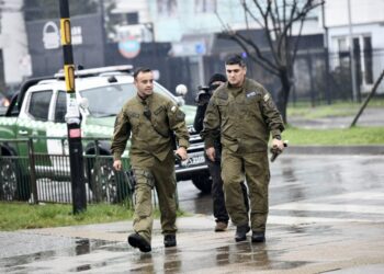General Araya visita a carabineros heridos en Valdivia: uno permanece en riesgo vital tras operación