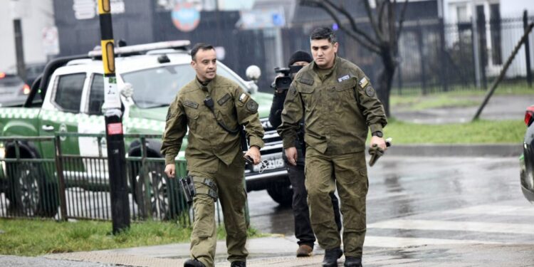 General Araya visita a carabineros heridos en Valdivia: uno permanece en riesgo vital tras operación