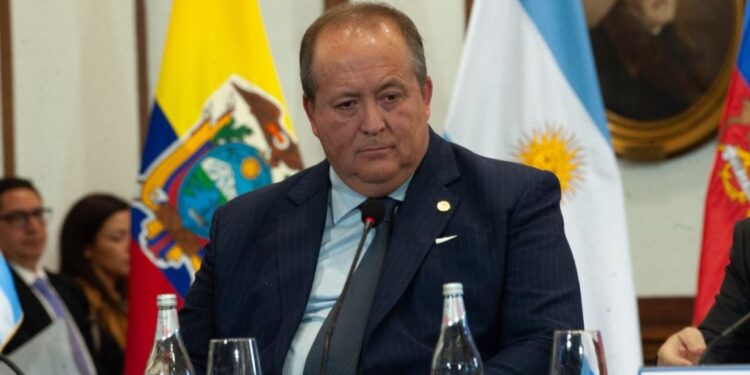 Fiscal nacional Ángel Valencia protagoniza accidente de tránsito: Motociclista resultó lesionado