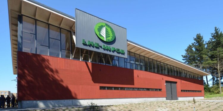 ULagos e INFOR sellan alianza estratégica para fortalecer la investigación sostenible en Chiloé