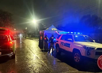 Vehículo impacta escuela en Osorno y abandona el lugar