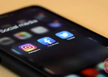 Corte ordena a exapoderada de Osorno eliminar comentarios contra profesora en redes sociales