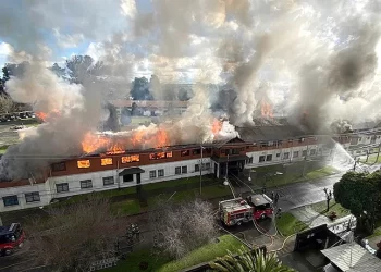 Investigan una posible falla eléctrica entre las hipótesis de incendio en edificio del Destacamento Arauco en Osorno