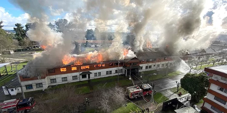 Investigan una posible falla eléctrica entre las hipótesis de incendio en edificio del Destacamento Arauco en Osorno