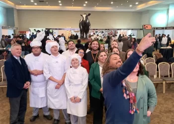CON UNA VACA DE MÁS DE 600 KILOS MODELADA POR ESTUDIANTES DE GASTRONOMÍA PARTIÓ CUARTA VERSIÓN DEL “FESTIVAL DEL CHOCOLATE”