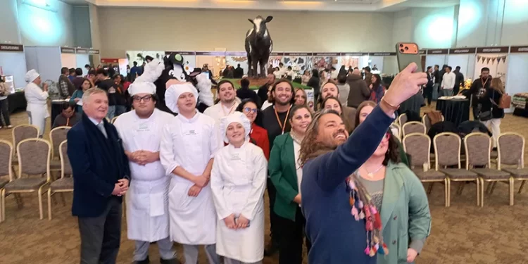 CON UNA VACA DE MÁS DE 600 KILOS MODELADA POR ESTUDIANTES DE GASTRONOMÍA PARTIÓ CUARTA VERSIÓN DEL “FESTIVAL DEL CHOCOLATE”