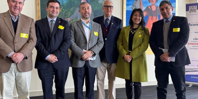 Fundación AcompañaChile inaugura proyecto cultural en Aeropuerto El Tepual