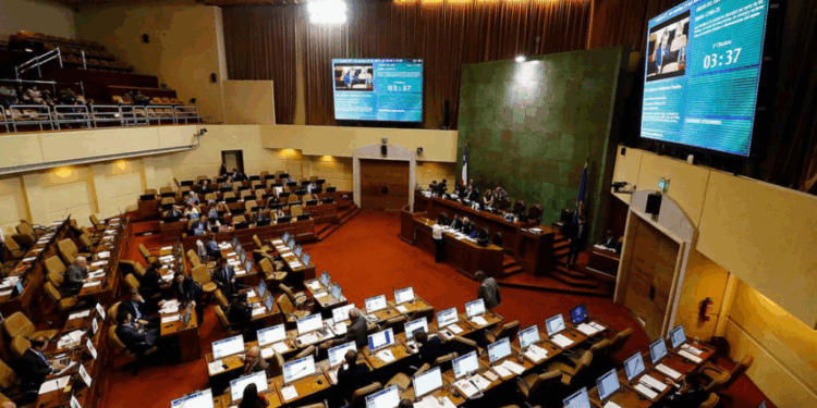 Cadem: 61% cree que Estado de Excepción requiere autorización del Congreso