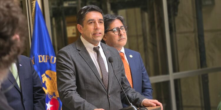 Diputado Barría denuncia crisis del pellet en Los Lagos: Escasez, precios triplicados y familias sin calefacción