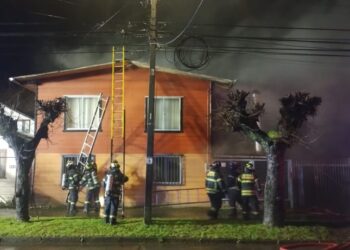 Dos incendios movilizaron a Bomberos ayer domingo en el sector de Rahue