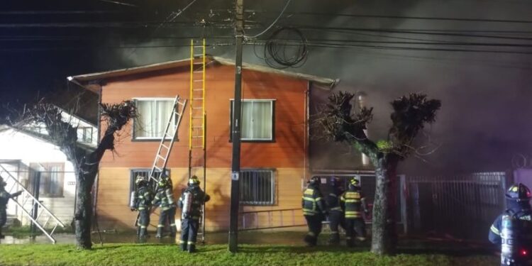 Dos incendios movilizaron a Bomberos ayer domingo en el sector de Rahue
