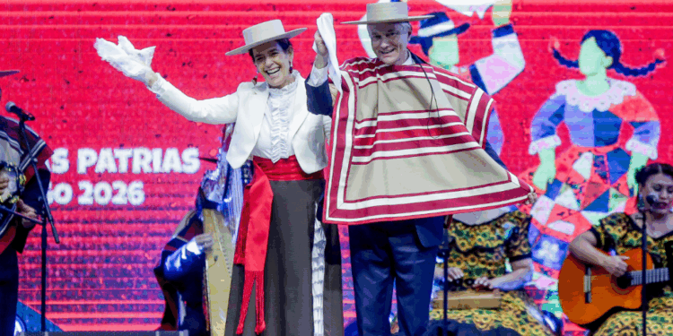 Presidente Kast bailó pie de cueca junto a la Primera Dama e inauguró las fondas del Parque O’Higgins